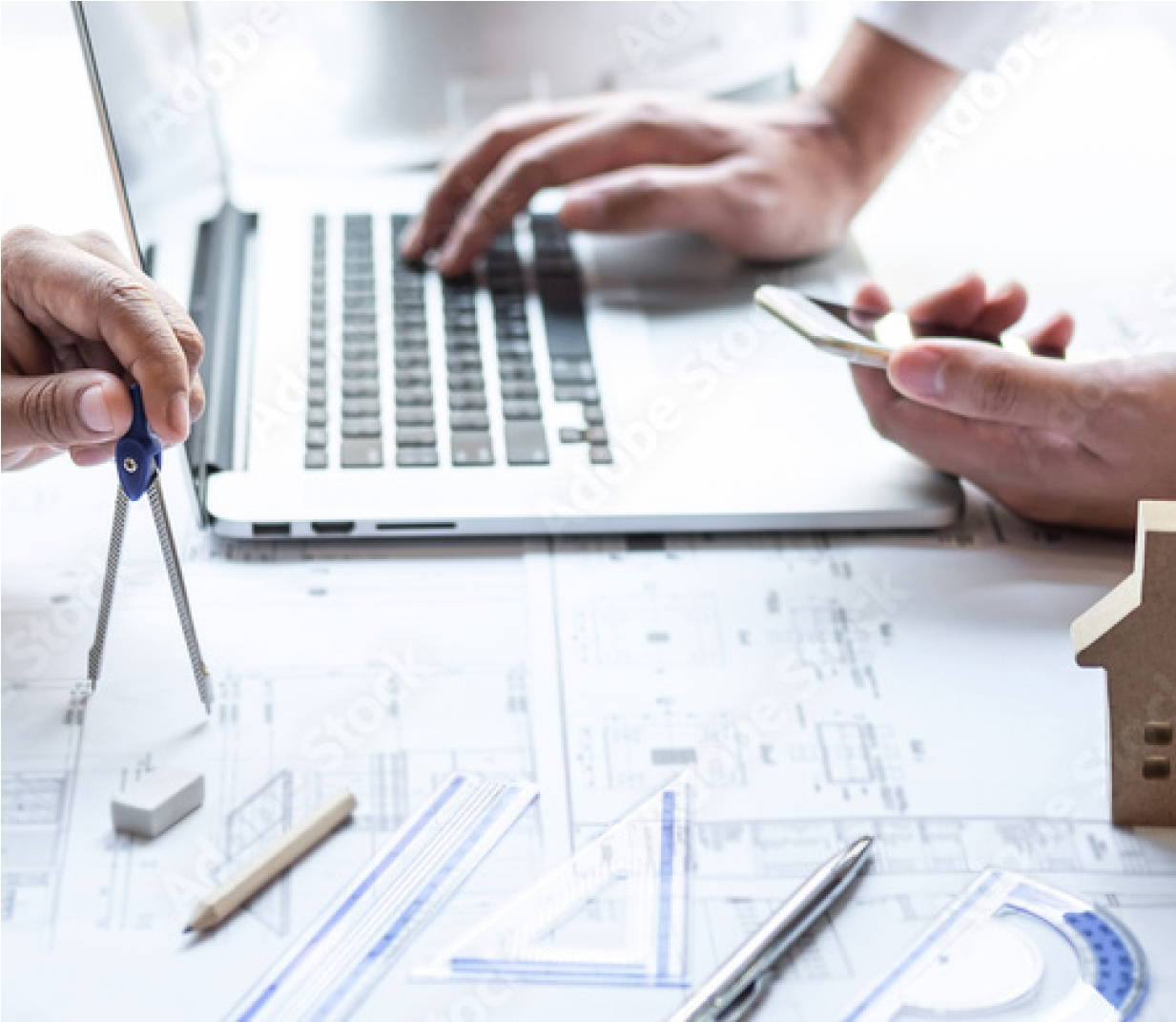 PCの画面と建物の図面を見せながら建設工事についての説明をする様子